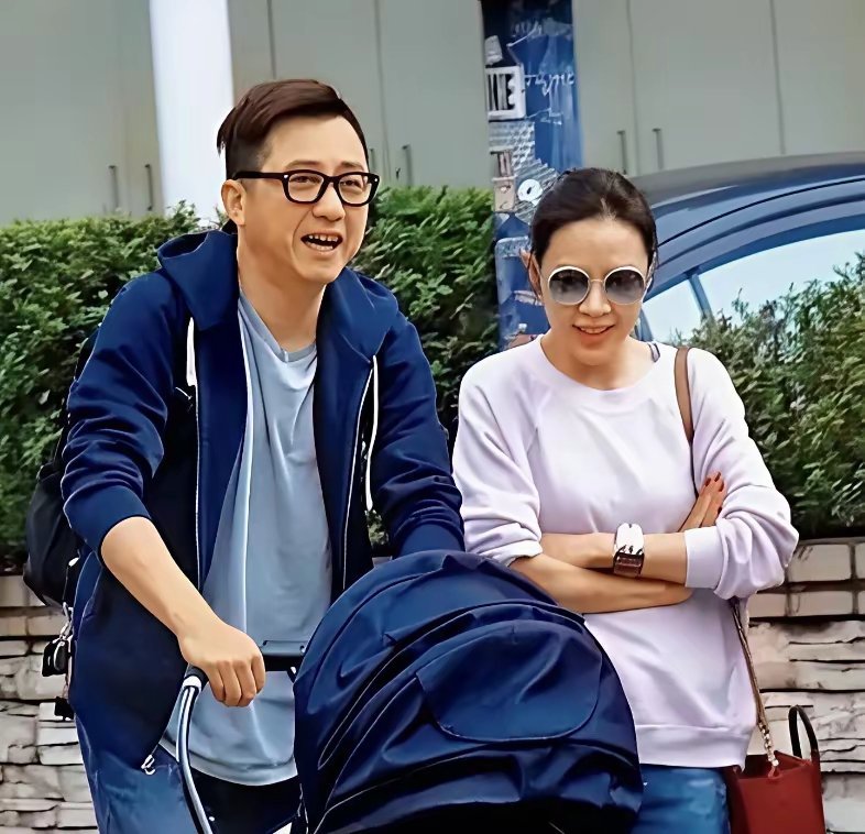 庾澄庆带着儿子接女儿放学，和在校门口翘首找孩子的家长一样。今年64岁的庾澄庆二婚