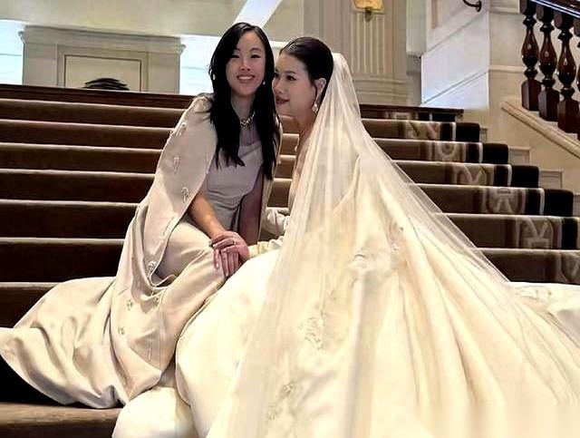 TVB台庆上永远坐第一排那位老夫人，记得吧？她外孙女结婚了。宴席，十桌。就这