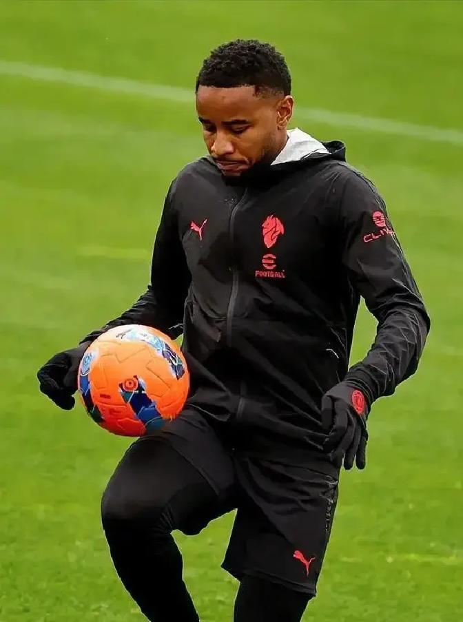 切尔西现在打电话，米兰直接挂断。他们去年想加的回购条款，已经作废。恩昆库彻