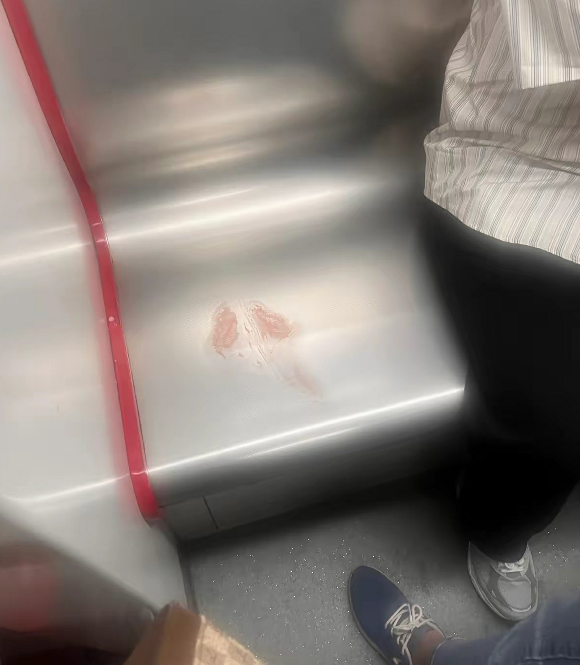 还好旁边的女孩子提醒了下我，不然我就坐下去了