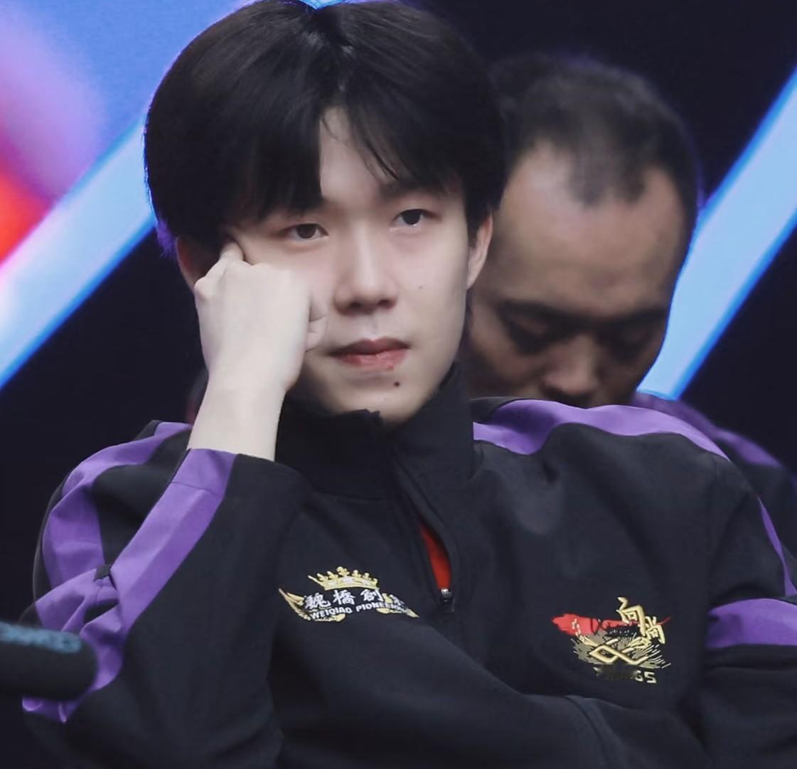 有一次采访记者问王楚钦以后要是和女朋友吵架了，会去哄她吗，王楚钦说，谁心