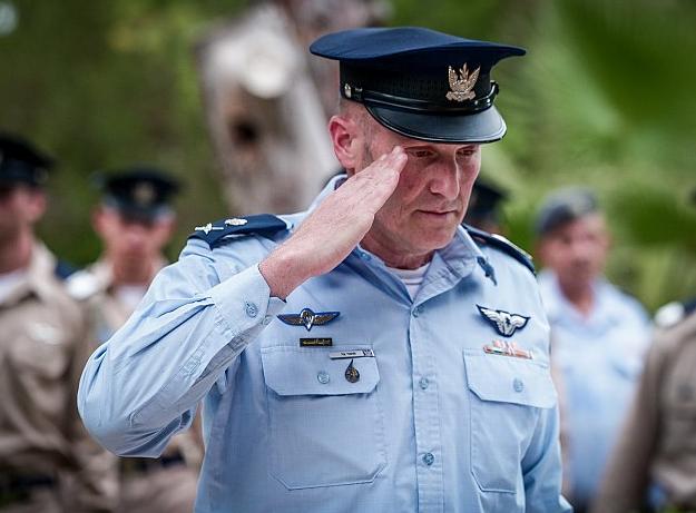 以色列国防军空军司令托梅尔·巴尔少将在服役四年后要求结束他的工作,而不将他的任期