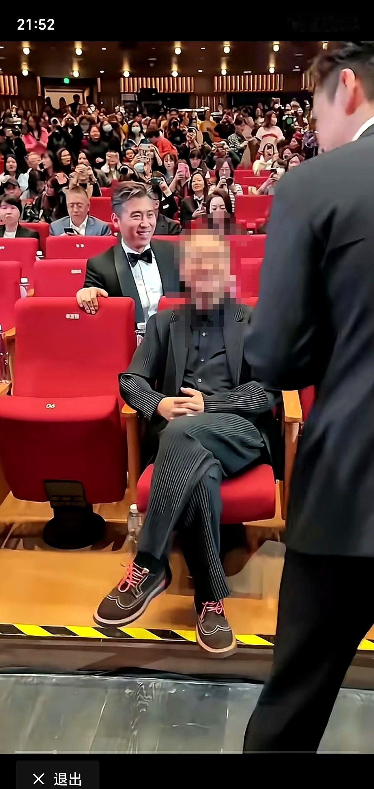 顶流胡歌，身家过亿，给老戏骨丁勇岱敬酒，自己弯腰干杯，还坚持让对方坐着。现场鸦