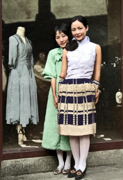 这张老照片是民国时期上海时尚界的珍贵影像，定格了唐瑛（右）与陆小曼（左）两位名媛