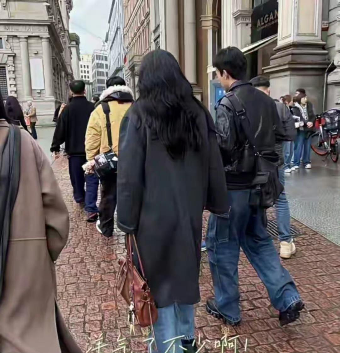 贾玲意大利逛奢品店被偶遇！大波浪卷发超洋气，状态比时装周还惊艳近日，有网友