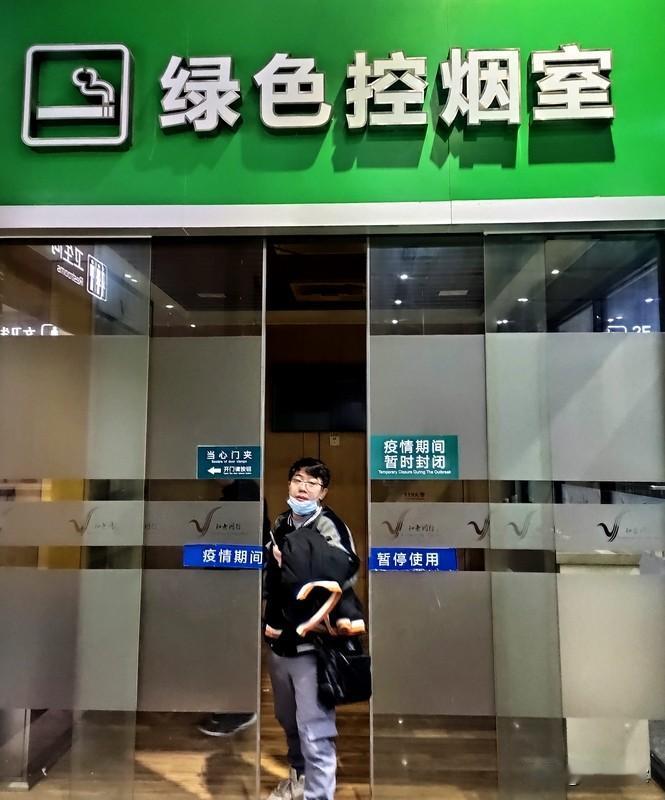 啥情况？国家卫健委居然喊话让大家去医院退门诊押金！这消息一出来，就像平静湖面投下