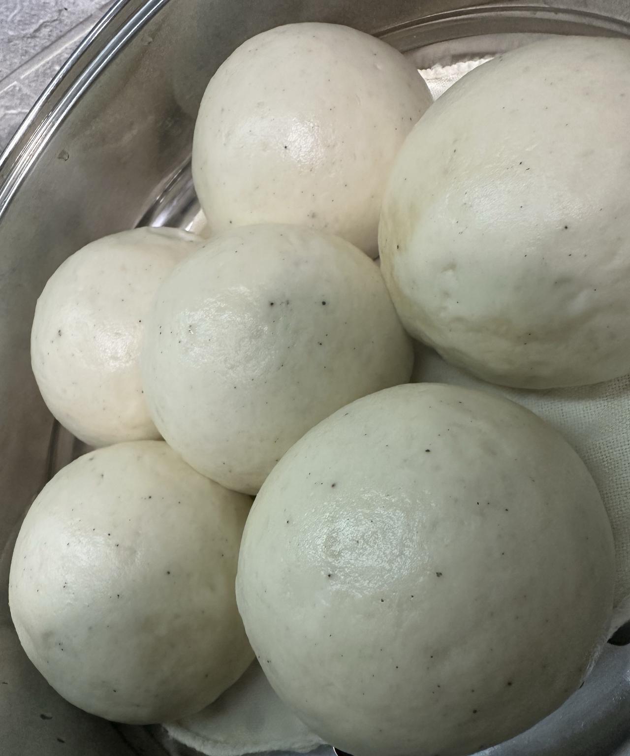 中午和了一盆面，用白面加九合面一起和的。下午睡了一觉醒来开了，蒸了一锅九合面馒