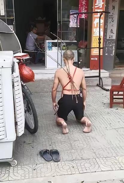 跪断腿也没用！赌徒儿子哭惨了…赌博毁一生父母心都碎了亲情经不起折腾你