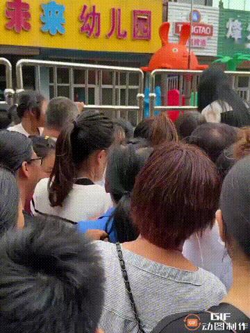 山东一家幼儿园突然倒闭，老师发消息告诉所有家长，说幼儿园已经维持不下去了，里面所