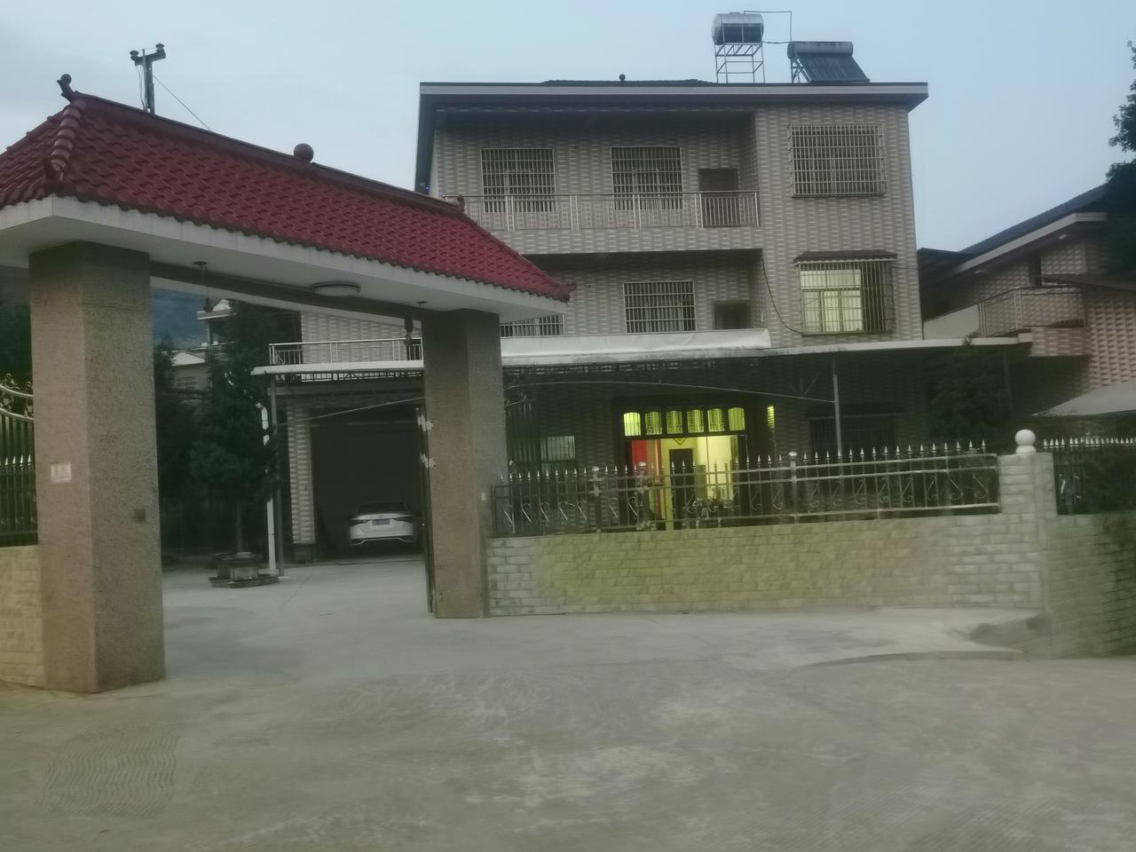 这是中国农村的住房家家洋楼别墅、汽车！中国不富吗？还是发展中国家吗？