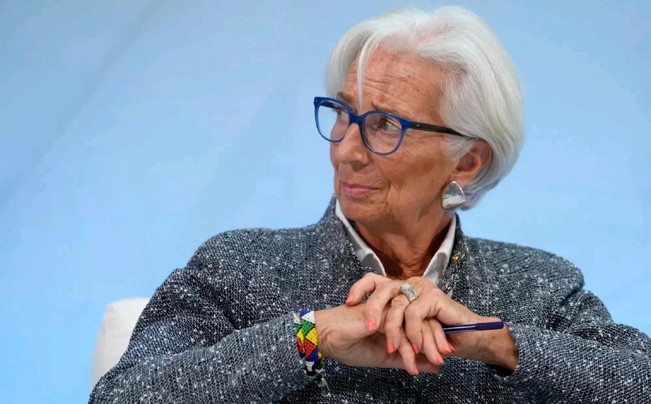 《金融时报》报道，当地时间22日，欧洲央行行长拉加德表示，对于部分欧洲国家，正在