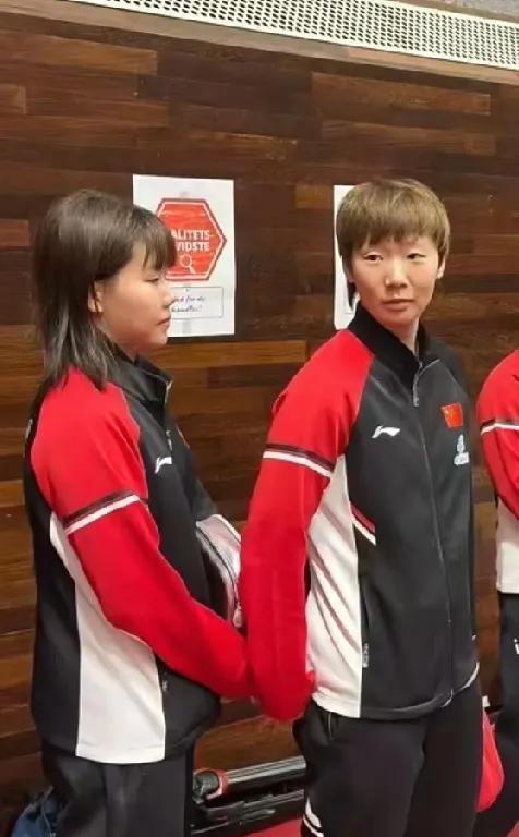 王曼昱、陈幸同和马琳，你们三个人真是太饿啦！瑞典大满贯比赛结束后，国乒团队到达