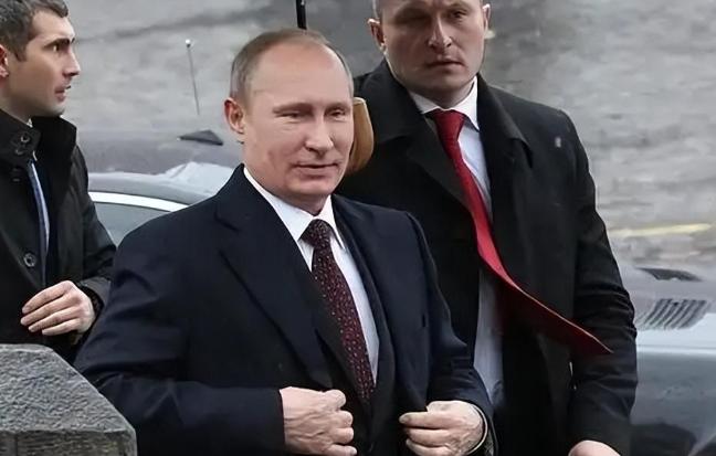 谁能想到73岁的俄罗斯总统普京，一份体检报告让全网都炸了，11月19日普京在参观