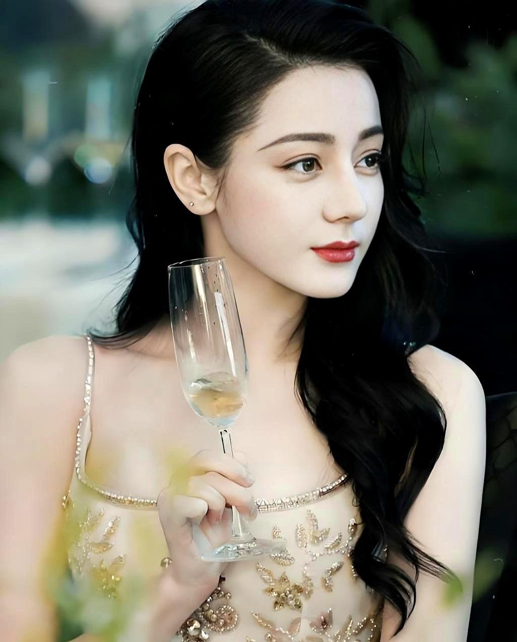 她年入上亿，却把酒店当“家”住了15年。当你在算房贷利率时，迪丽热巴正刷房卡走