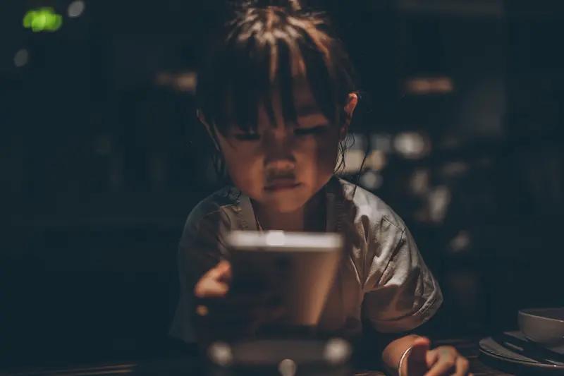 孩子玩手机上瘾，家长管教可别硬来！很多家长一着急就打骂、摔手机，结果孩子更叛逆，