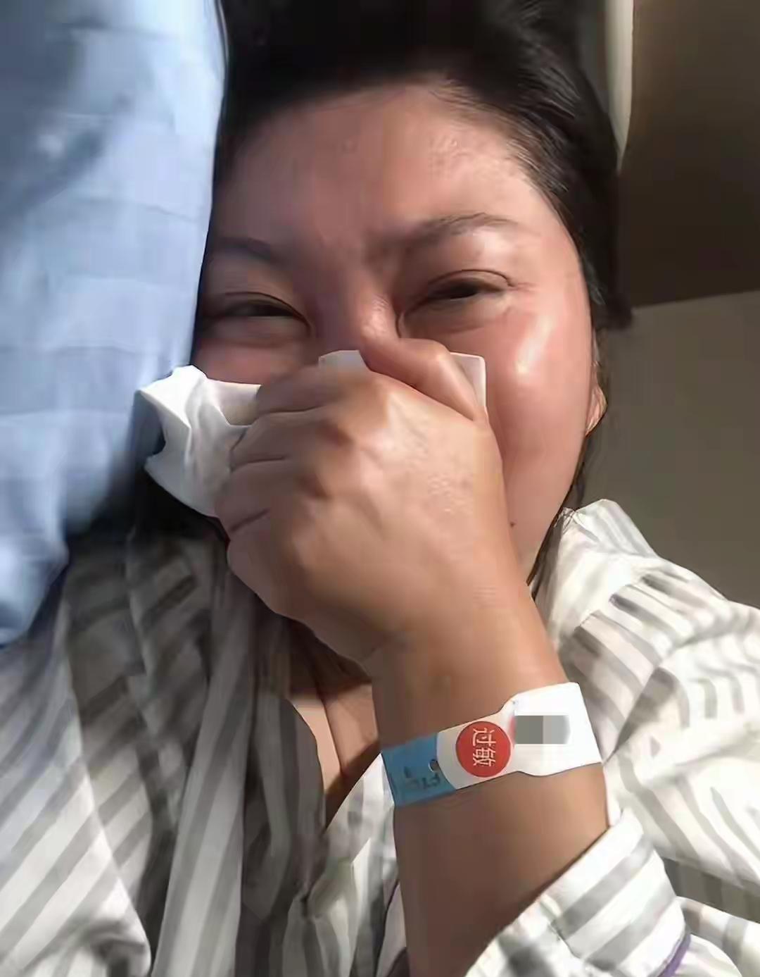 人到了中年再看王暖暖深夜被送抢救这一幕，蕞大的讽刺，是全网都在夸她是打不倒的