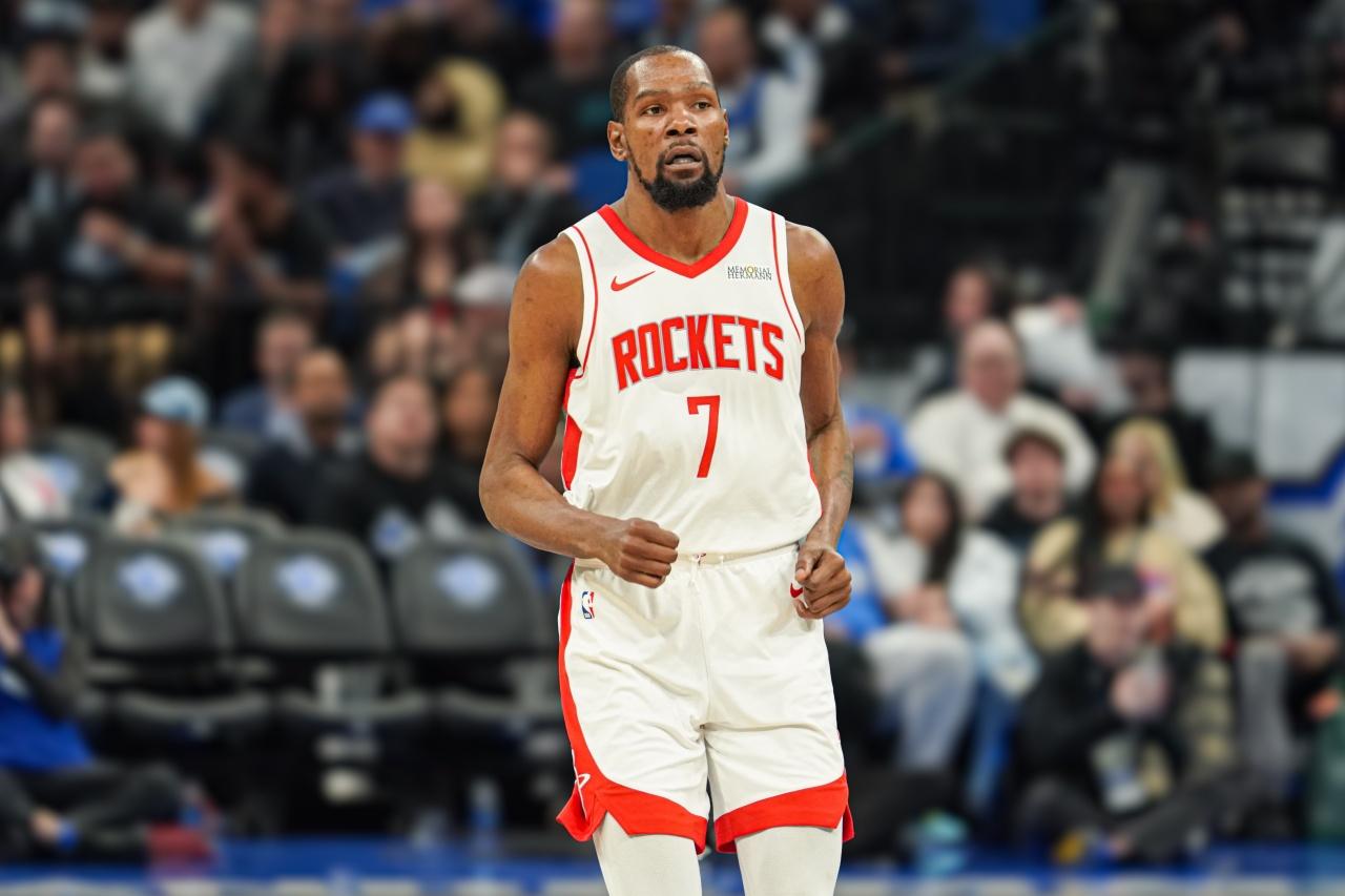 谈到杜兰特，火箭篮板王亚当斯说：“杜兰特最让人敬佩的是他的坚持，关注比赛和球技的