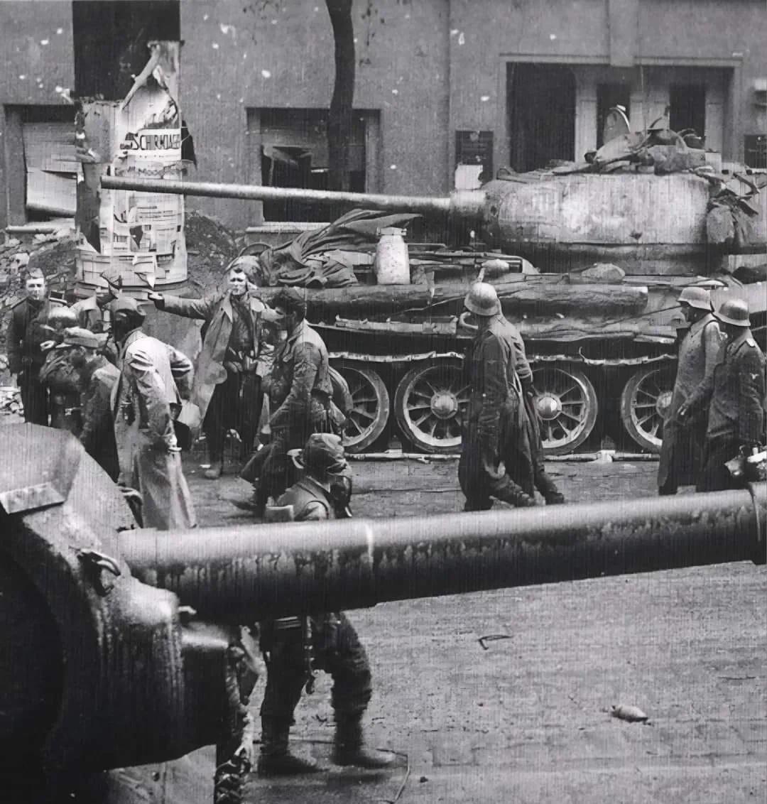 [呲牙笑]配音：快！都走快点！——1945年4月30日，柏林，中区（Mitte