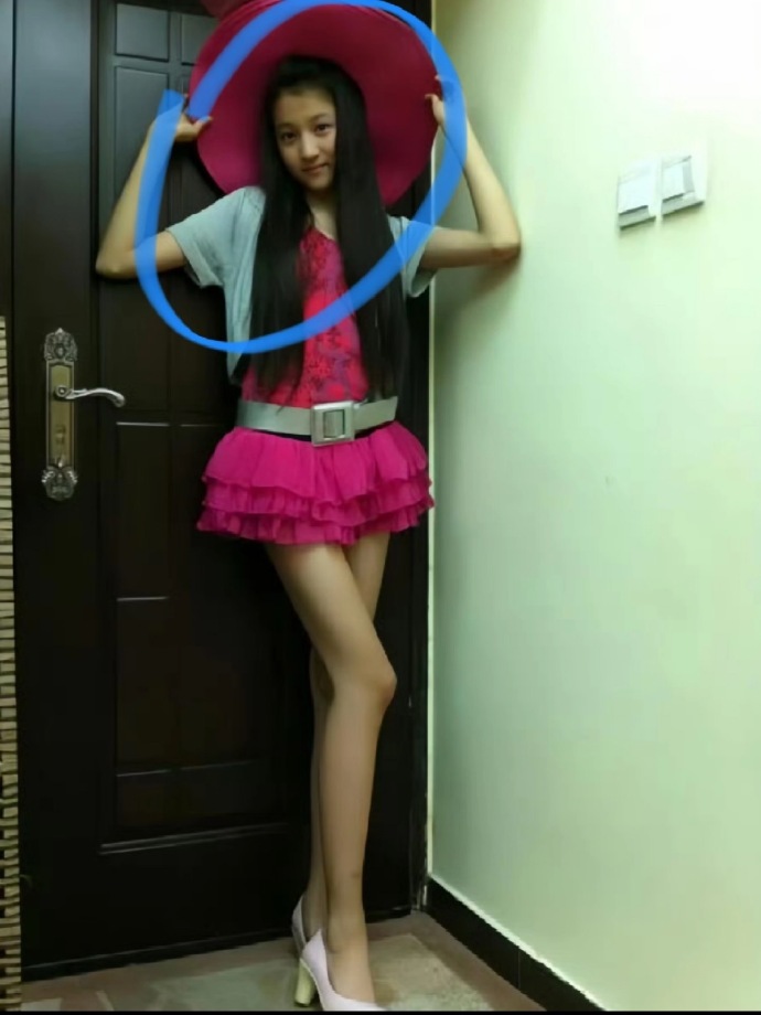 关晓彤14岁的时候腿就这么长了？身材比例逆天！