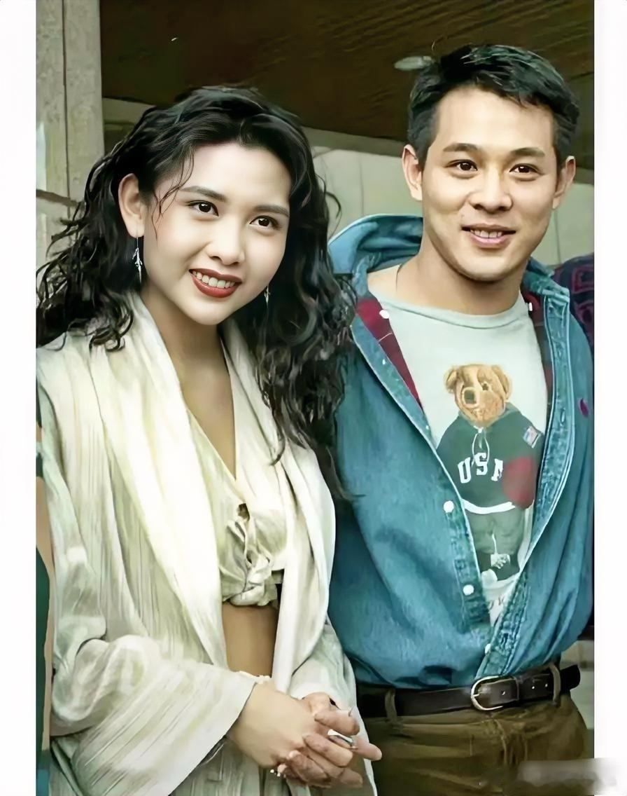 这是1994年老照片，邱淑贞与李连杰的留影旧照，那时候邱淑贞26岁，李连杰32岁