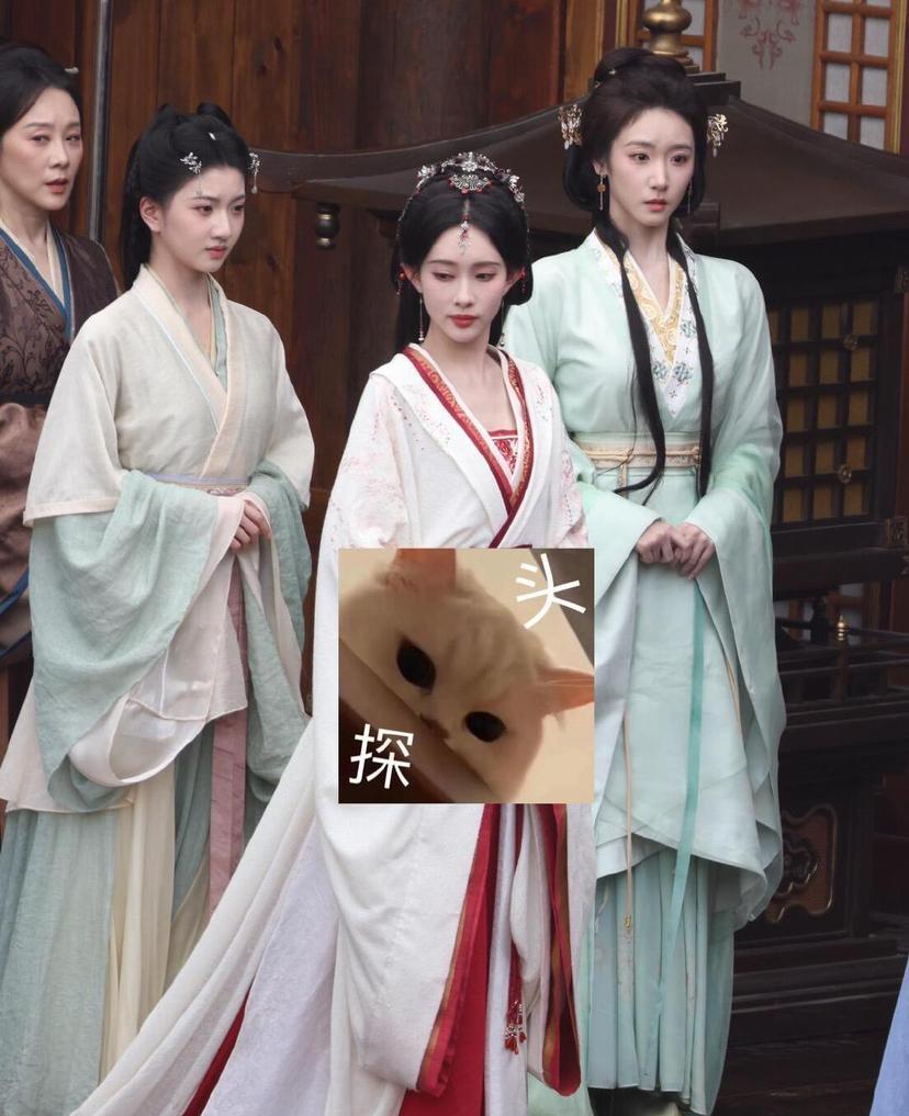 孟子义新剧路透，这是被旁边女配“艳压”了吗？单看图一，三个女生都好看，但孟和旁