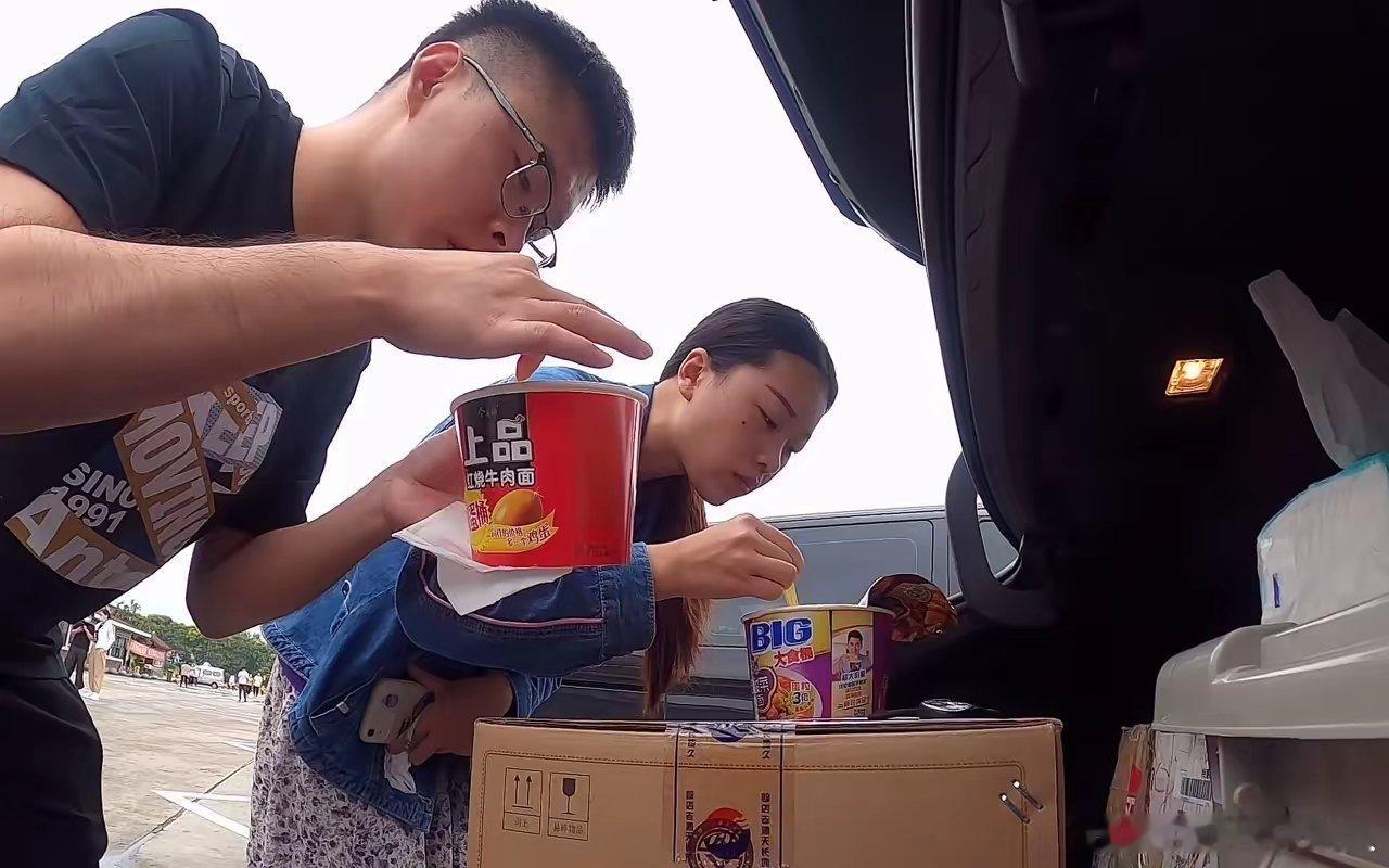 这几天自驾出游，中午到服务区歇脚，竟发现大多数游客都在吃泡面，而服务区餐厅却冷冷