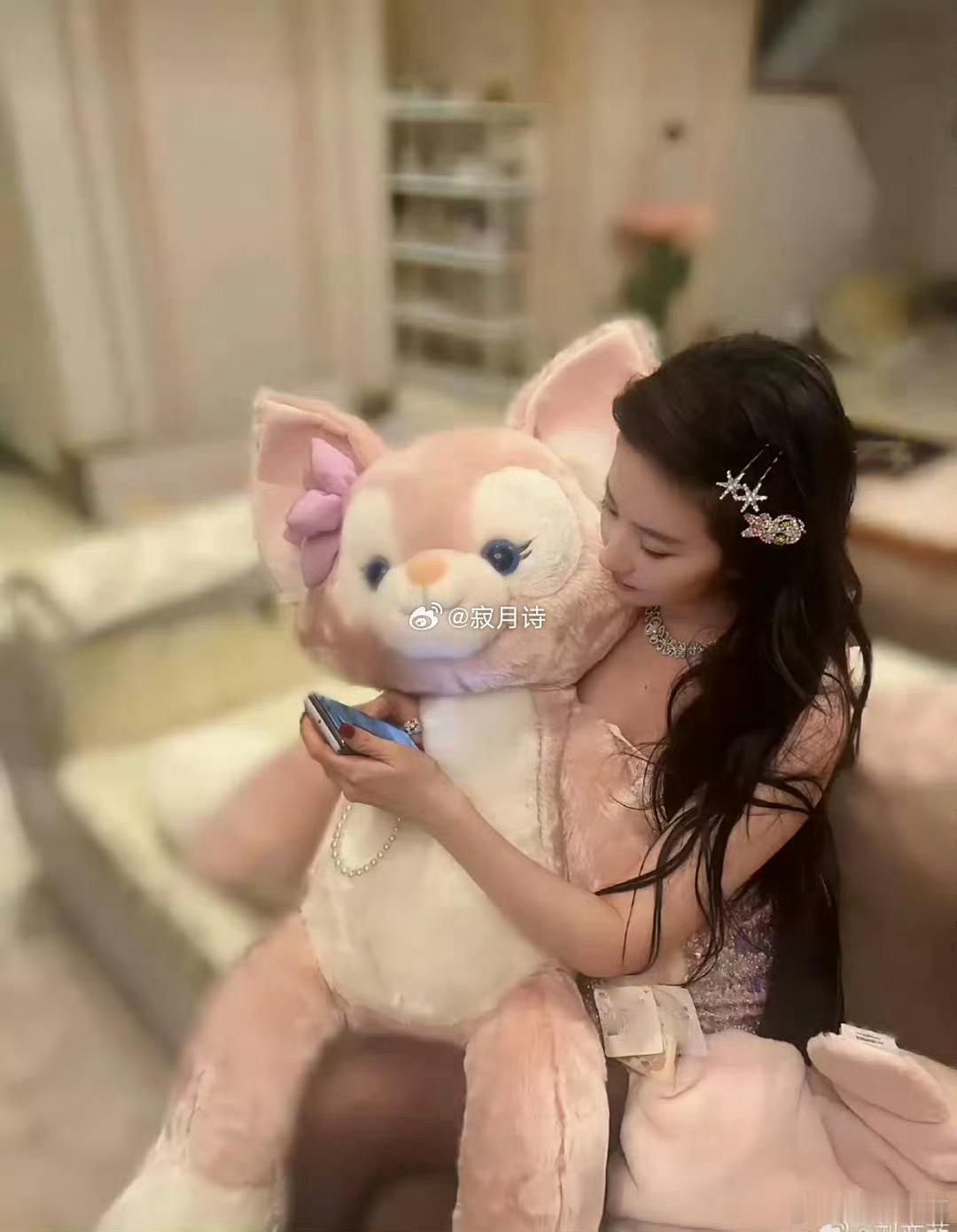 刘亦菲真的是那种黑丝、高跟鞋也不会让人有任何邪念的女生，图二真的美的像公主一样。
