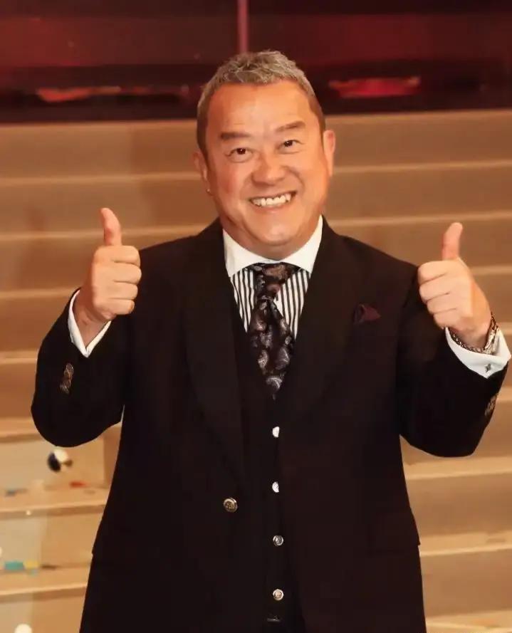 TVB没死，它在用AI从坟墓里请回张国荣带货。去年还亏3.8亿，今年上半年就盈