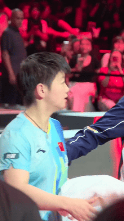 2.28日，莎莎战胜早田希娜之后，跑着去和刘国梁握手，太温暖的一幕了。一秒就想