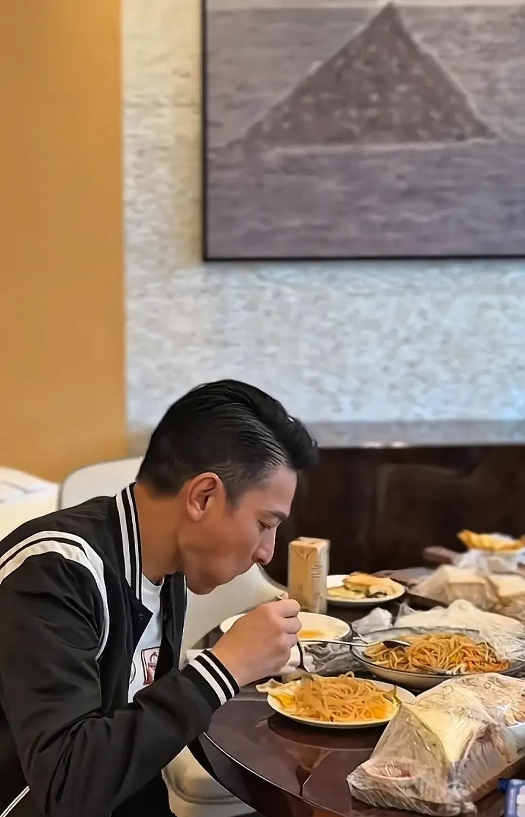 刘德华吃的是什么面啊！看上去非常细这个面