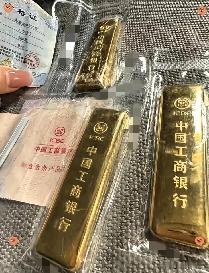 看了今天的金价，我手里的奶茶直接撒一地，明明昨天金价还904，今天直接瀑布跌