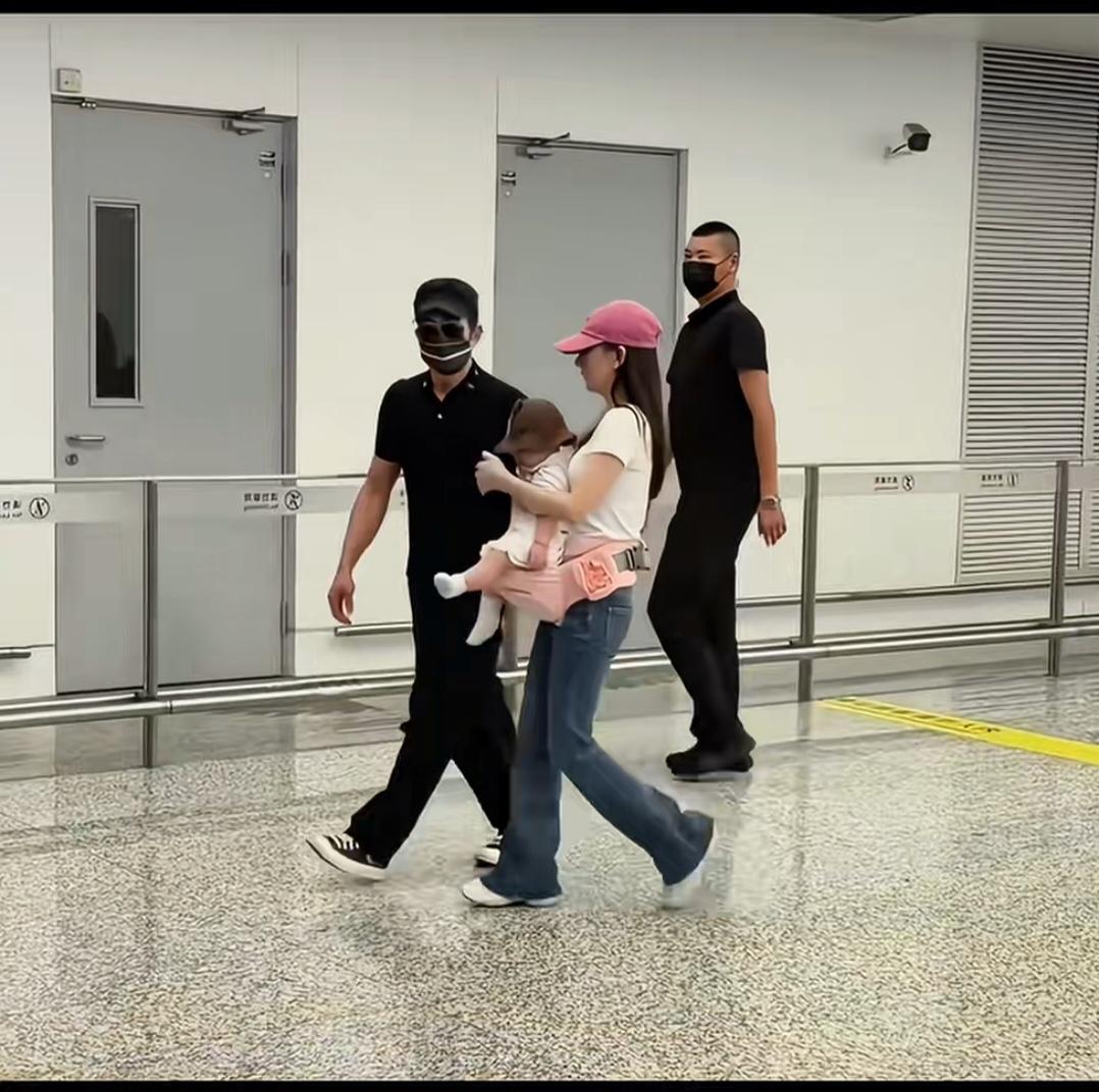方媛身材真好，都是三个孩子的宝妈了，看起来和十八九的小女孩一样。