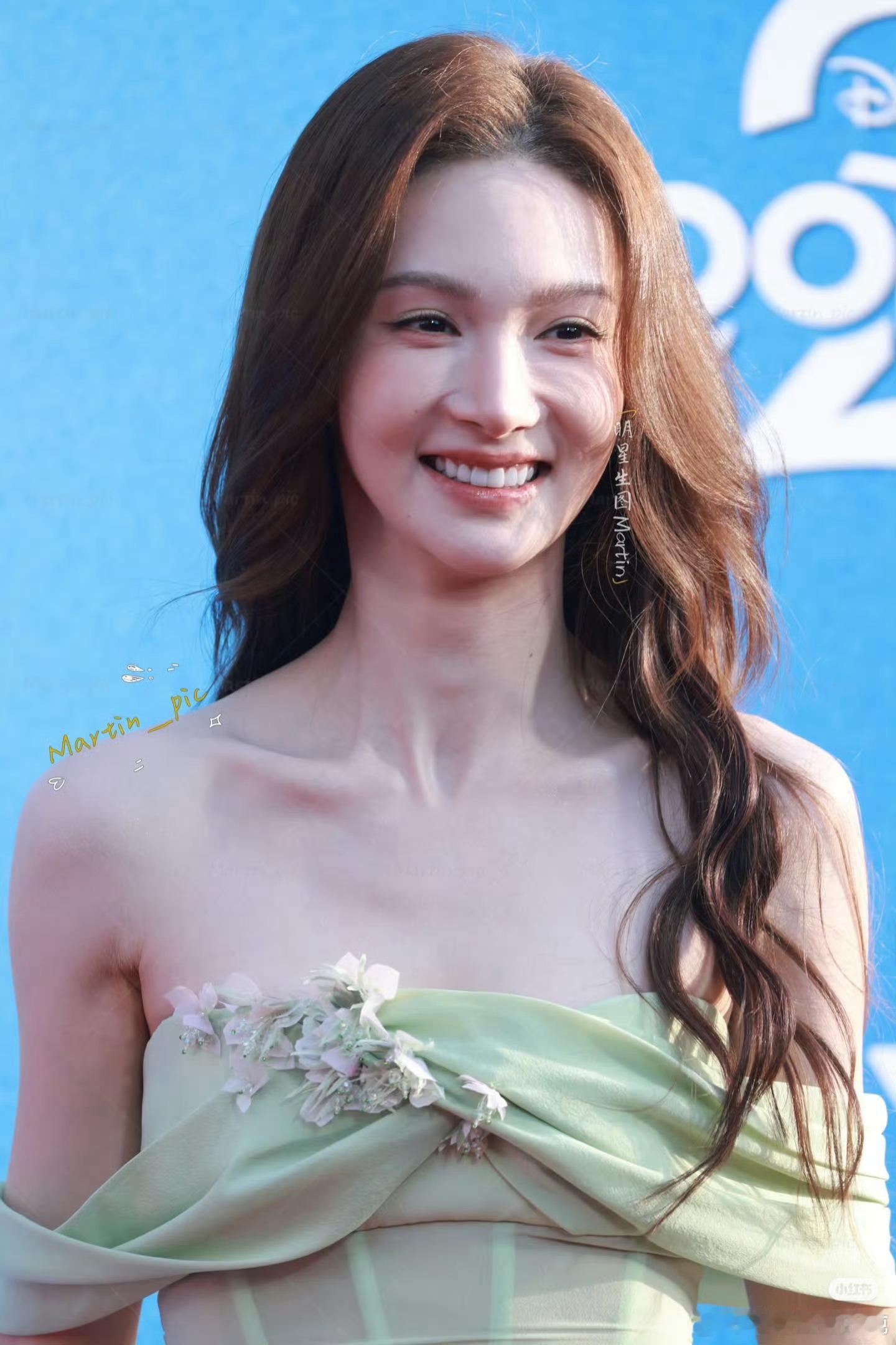 金晨怎么变这样了是太瘦了还是整容的后遗症？感觉脸要崩开了，整容需谨慎啊。