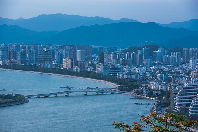 2015年11，三亚房价均价14568元；2016年11，三亚房价均价1444