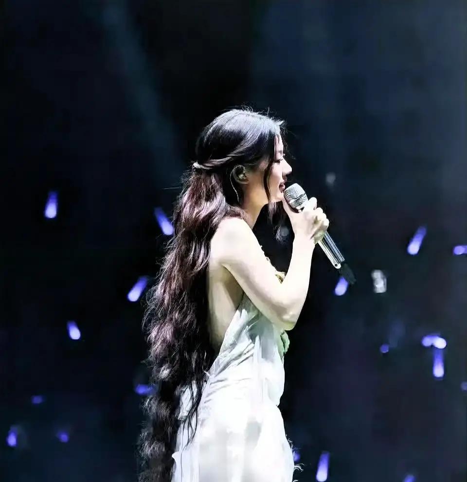 当年不听恩师李健劝，如今版权翻车遭李荣浩质问，单依纯路人缘快耗光了2020年