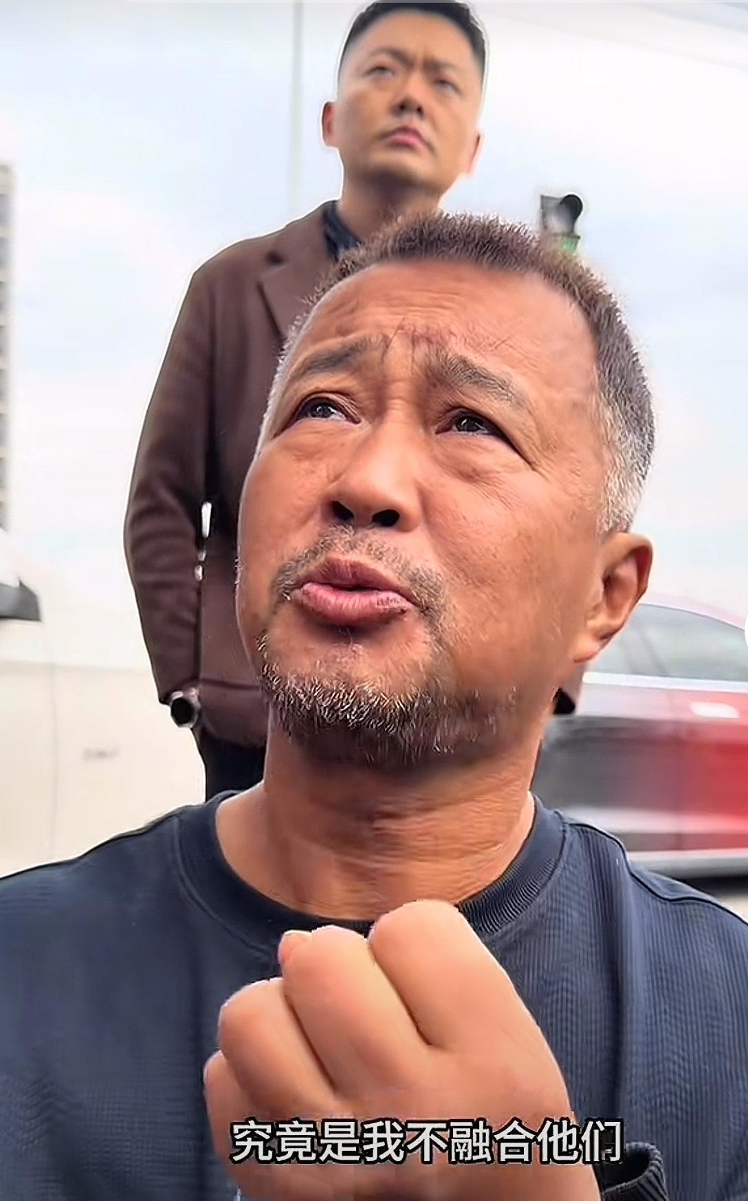 有主播说沈巍可能在家里和家人就是相处不来，沈巍立马打断对方的话，我先问你一下：我