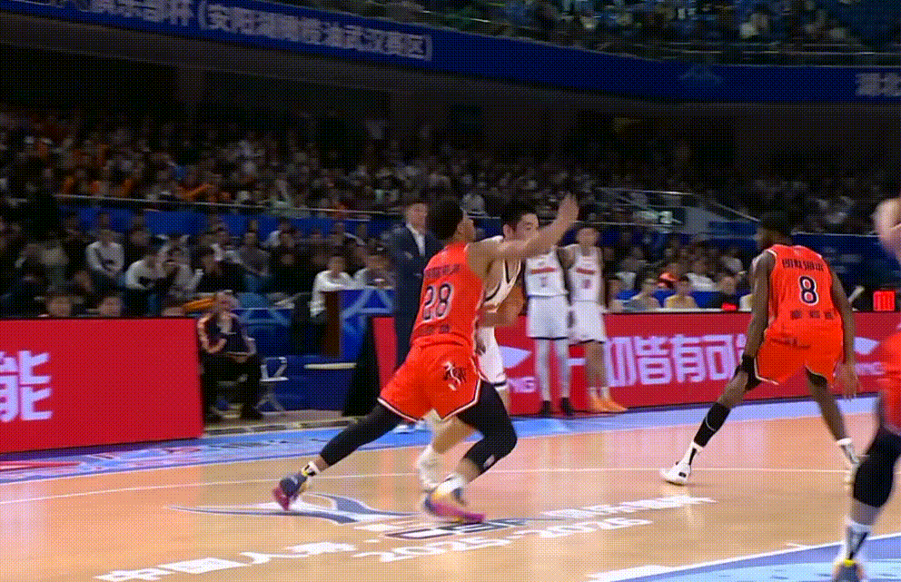 梦幻脚步！反击暴扣！太喜欢王洪泽这孩子了，才18岁，职业生涯第二场就首发啊，未来