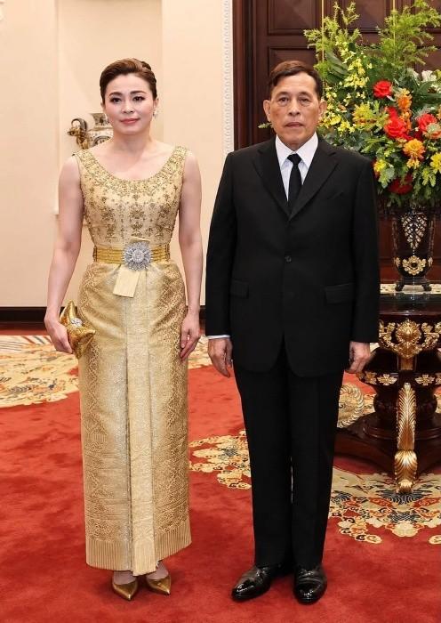 以前不太明白中年女人为何喜欢穿无袖，明明不再纤细白嫩，硬要露出两条胳膊招摇过市。