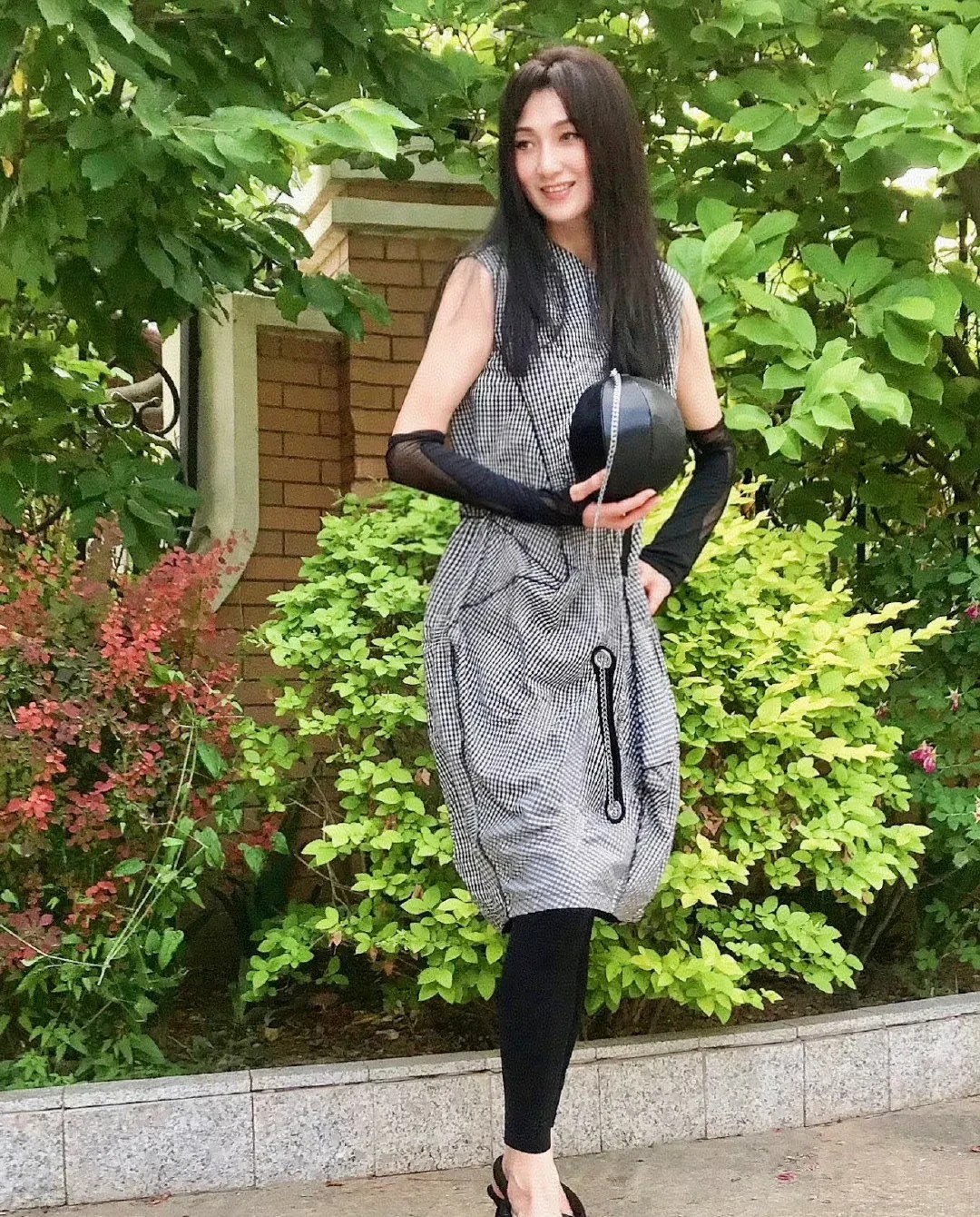 林芳兵身高175cm，被誉为最美“杨贵妃”，长发飘飘、精致俊俏，把唐朝美女的雍容