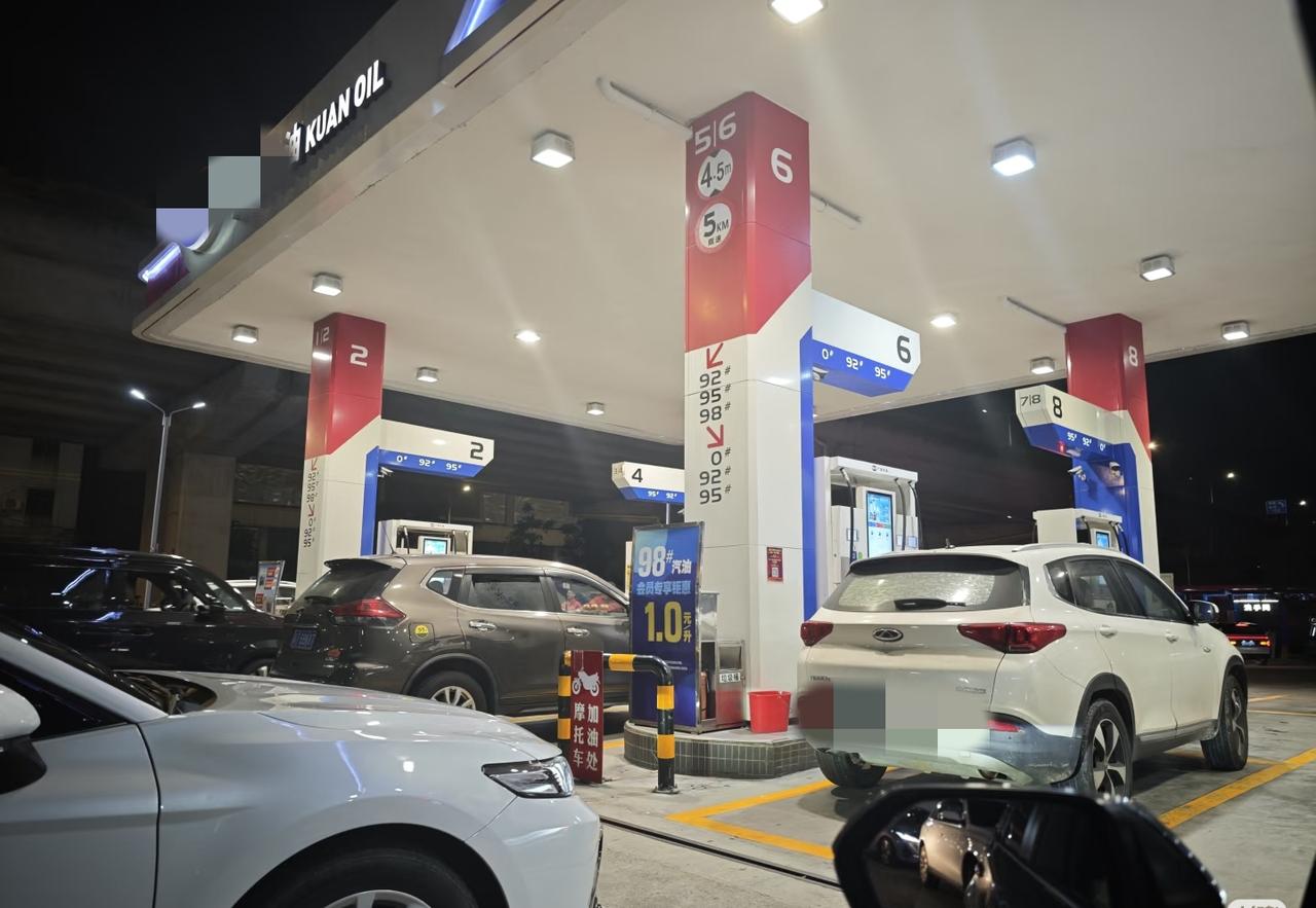 很多油车车主都有一个共同的疑问：为什么油价涨得这么快，降价却总是慢吞吞？被网友