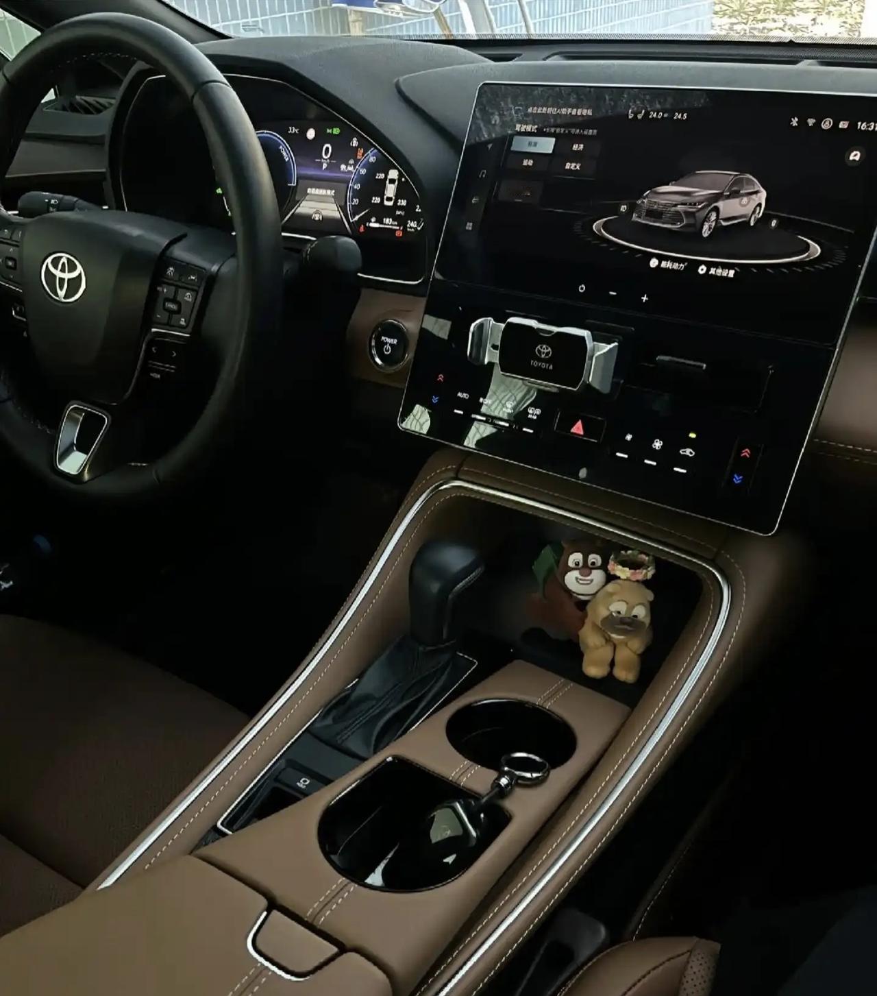 新款亚洲龙这内饰，满分十分的话，大家觉得能打几分？我觉得可以给6分，因为比较中庸