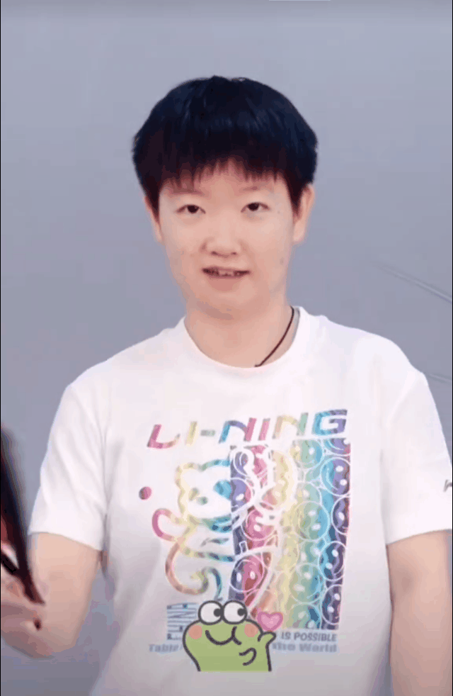 谁看过这个莎莎打折扇呀，简直是太可爱了，就没有我们莎莎学不会的东西，打开折