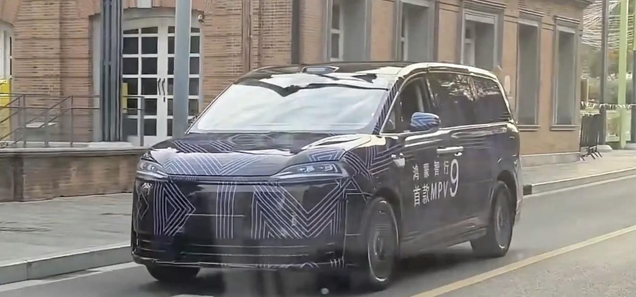 鸿蒙智行首款MPV“智界V9”预告图曝光，太让人期待了！“V”代表Victory