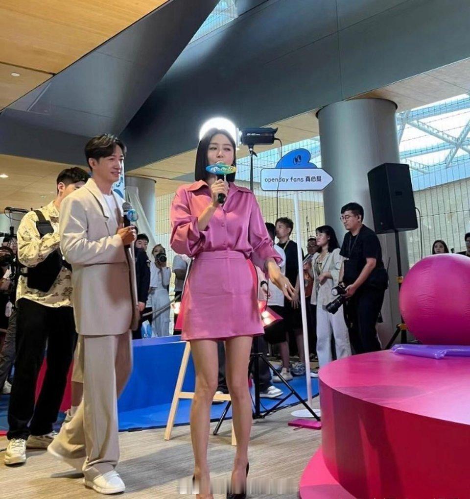 我的天哪，怪不得秦岚不经常露大腿