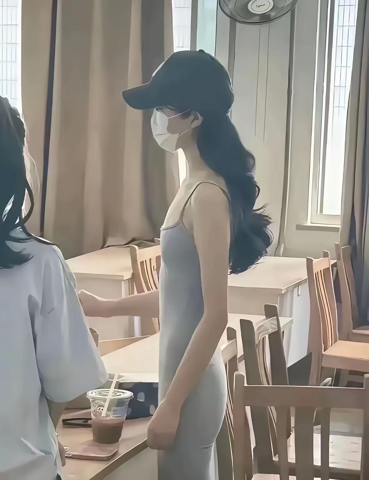 首先确认是女的，啥也别说了，如果有缘你就追，如果不行抬腿就走，不要回头[呲牙笑][