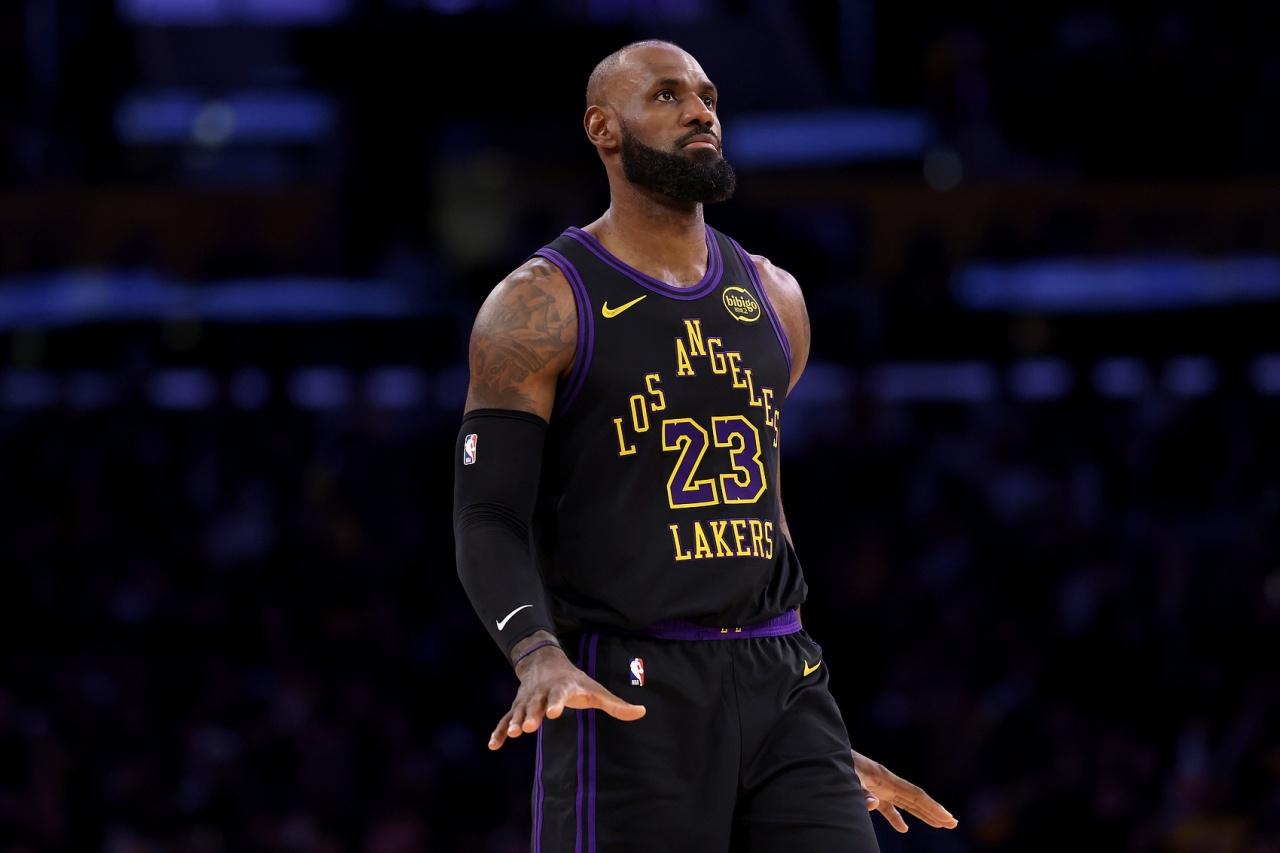 湖人背靠背大胜老鹰，终结3连败，湖人首发阵容发挥这么好难得一见，詹姆斯差点三双：