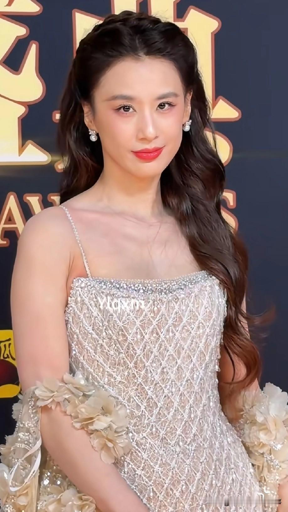 黄圣依和刘亦菲同属书香门第挂的气质美人，黄圣依的家世真的太亮眼——爸爸是清华毕业