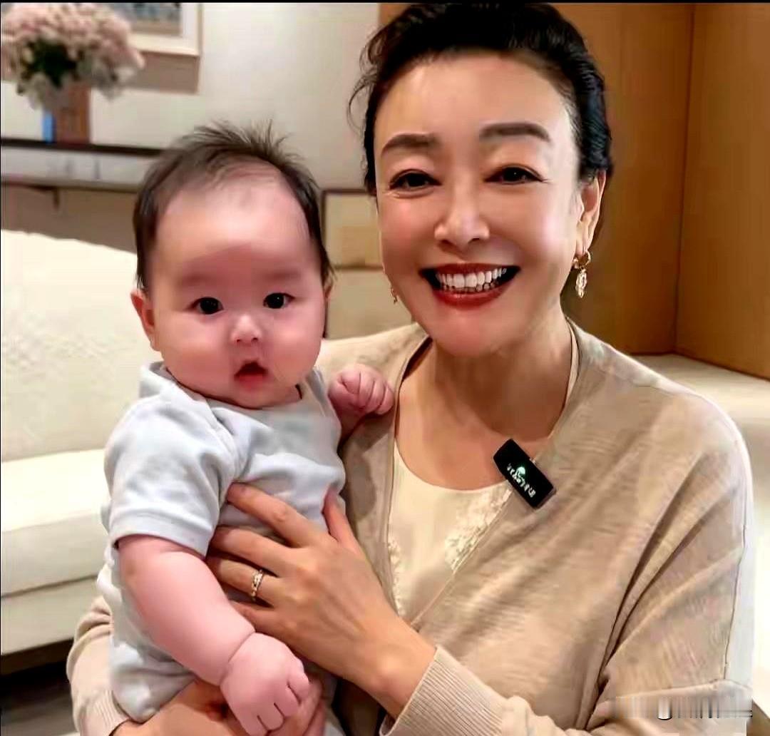 她把小孙子往怀里一搂，笑得眉眼全开。张兰这种状态，一到抱娃时就切换，前些天汪小