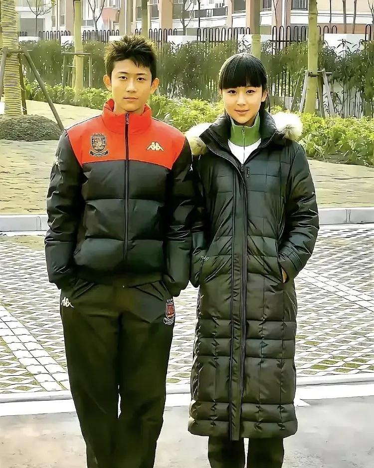 2012年，张一山与杨紫在《老爸回家》片场合影，那一年他们20岁。