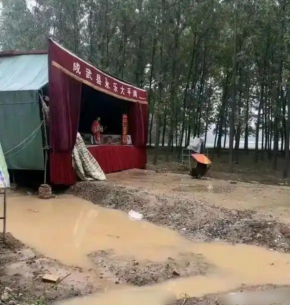 不懂就问，为啥没人看也要唱​​​